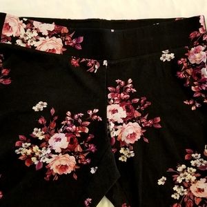 Torrid sz.3r stretch capris pants black/floral
